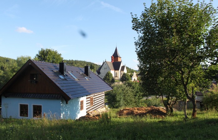 Okolí roubenky - kostel